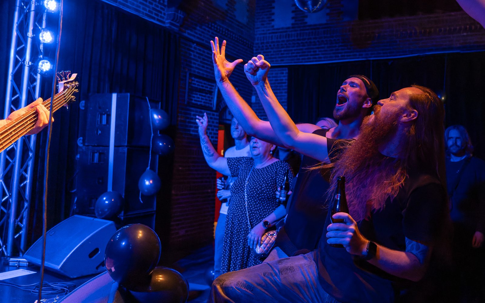 Audience reacting during a Tidestone show at Lygten Station